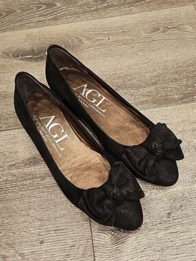 AGL Black Sparkly Suede w/ Bows Ballet Flats Pointed Toes SZ 38 EUC